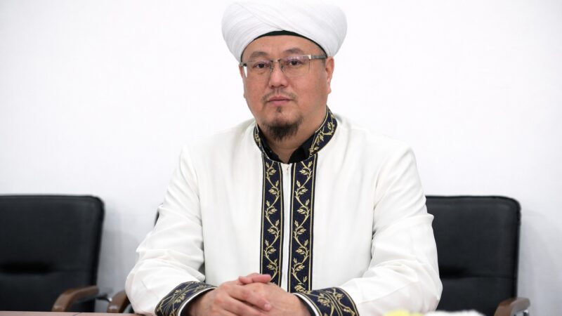 Муфтий: Узап бараткан Орозо айт маарек болсун! Ар бир үй-бүлөдө кубаныч, бактылуулук өкүм сүрсүн