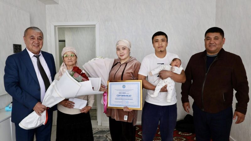 Аиша, Айчырай, Адинай. Үч эм төрөгөн энеге 100 миң сом тапшырылды