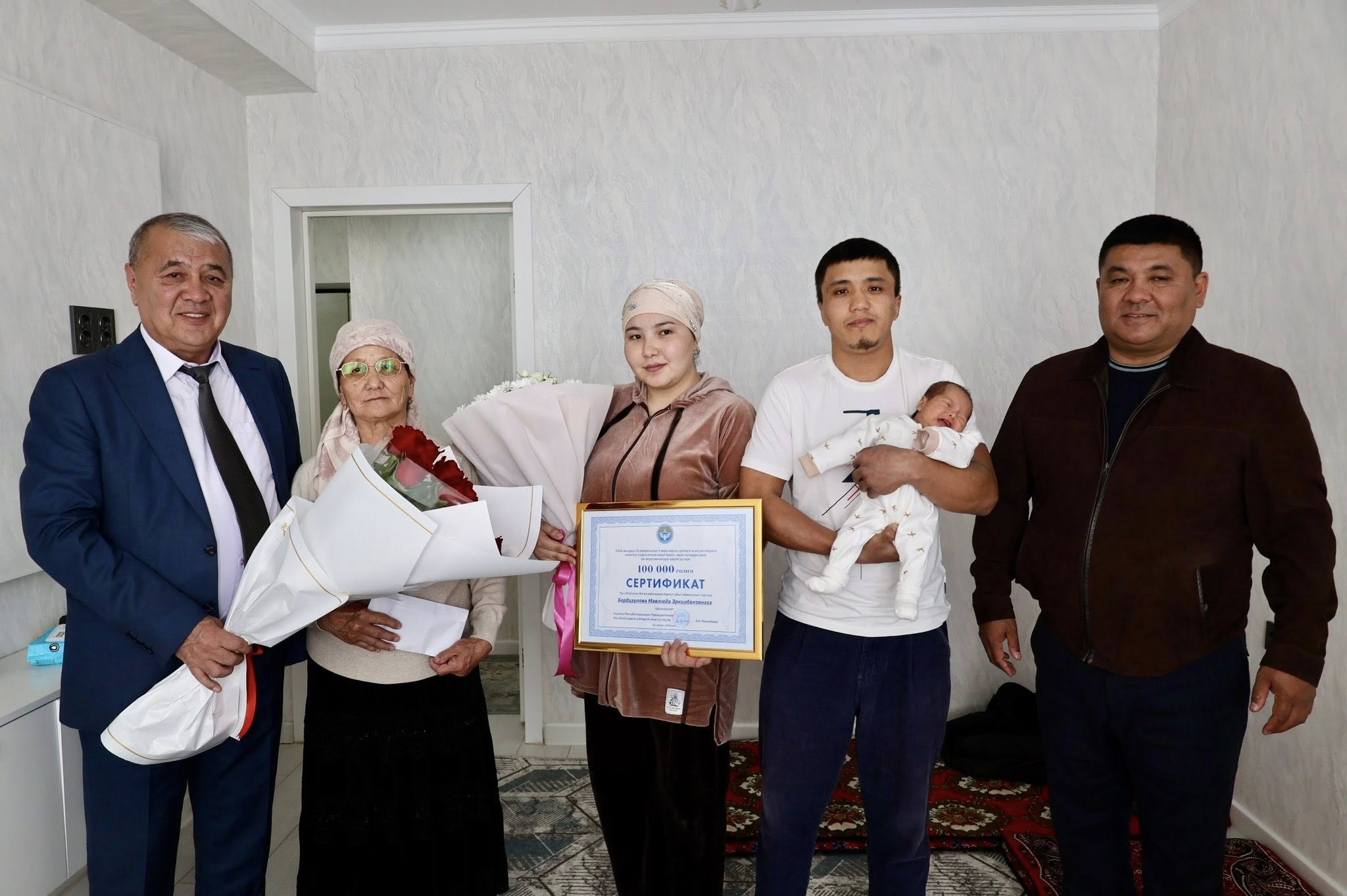 Аиша, Айчырай, Адинай. Үч эм төрөгөн энеге 100 миң сом тапшырылды (ВИДЕО)