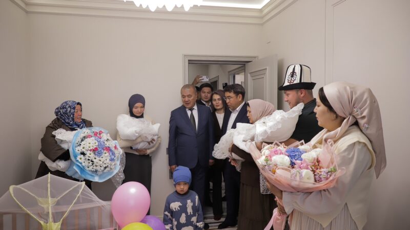 Садыр Жапаров төрт эм төрөлгөн үй-бүлөгө батир белек кылды