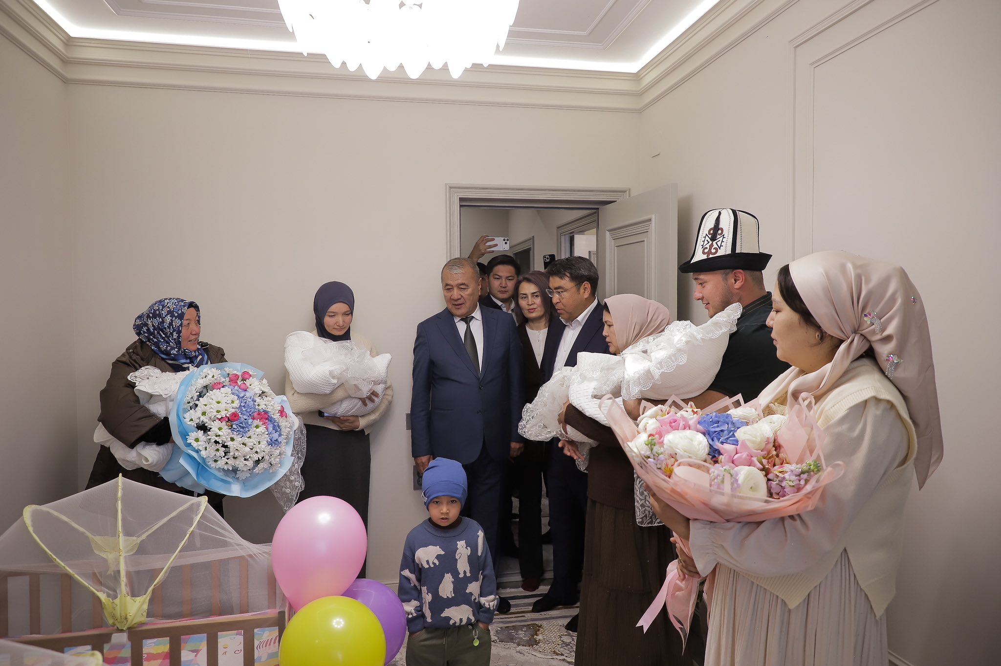 Садыр Жапаров төрт эм төрөлгөн үй-бүлөгө батир белек кылды