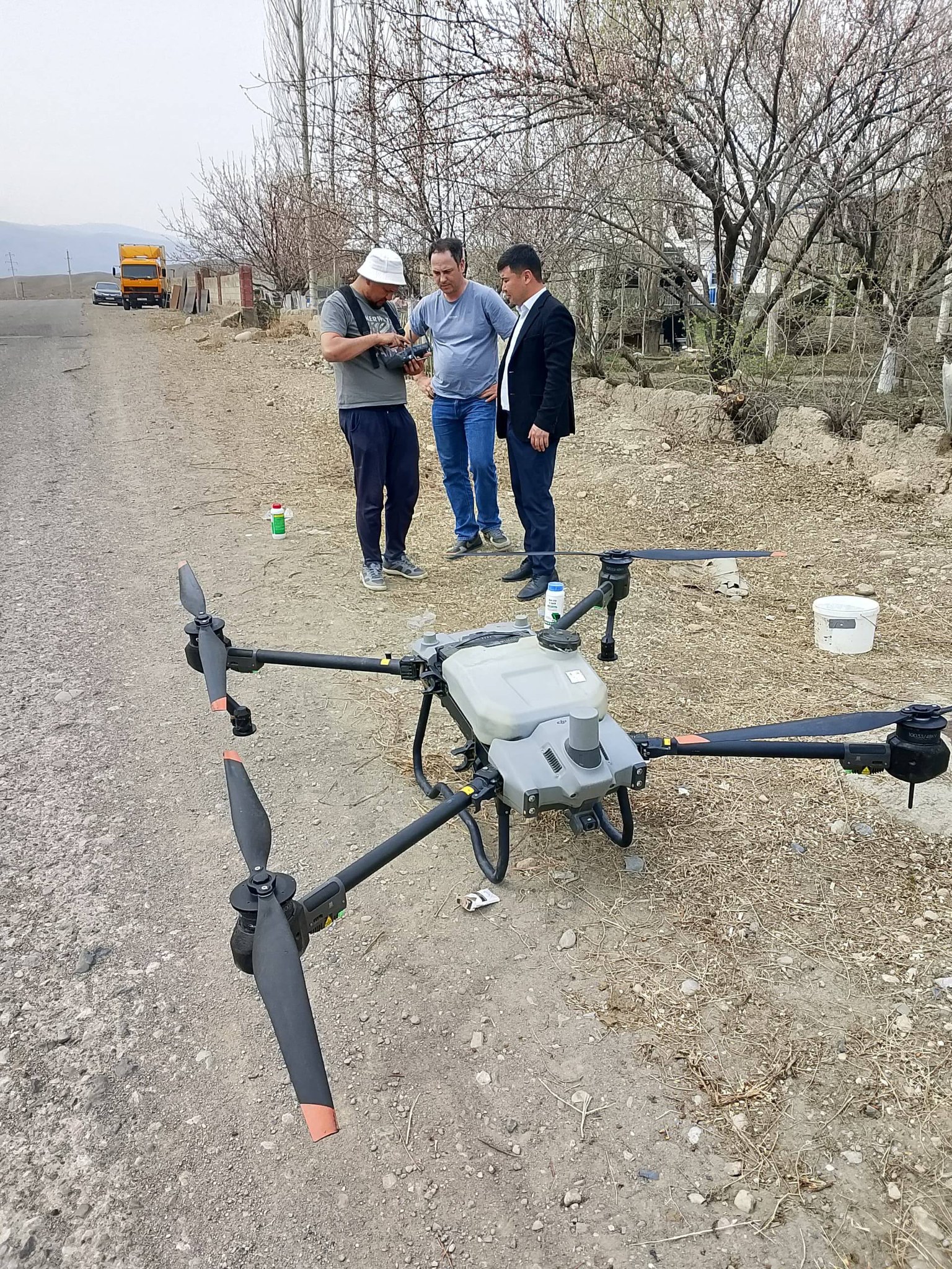 Баткенде өрүк бактарына дрон менен дары чачылууда