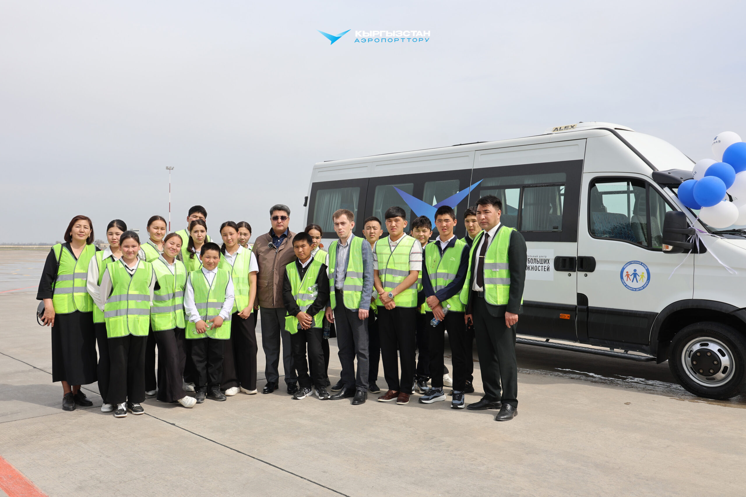 Ата-энесинин камкордугусуз калган балдарга микроавтобус сатып берилди