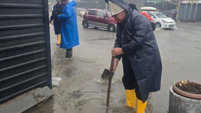 Манас шаарынын мэриясынын кызматкерлери арыктарды тазалашууда