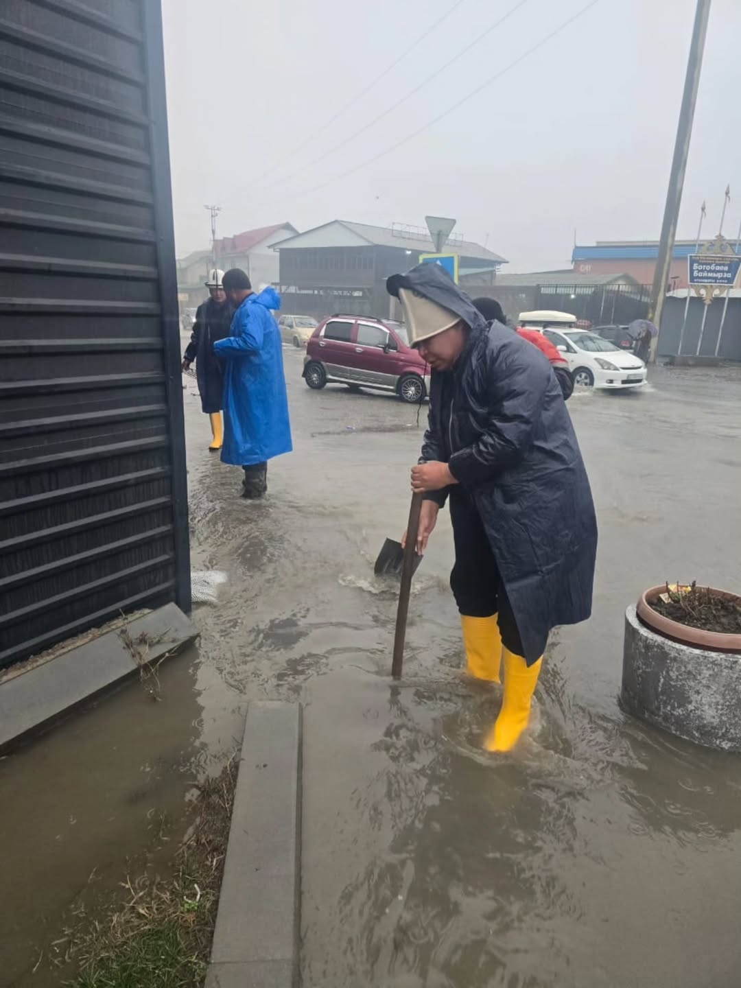 Манас шаарынын мэриясынын кызматкерлери арыктарды тазалашууда