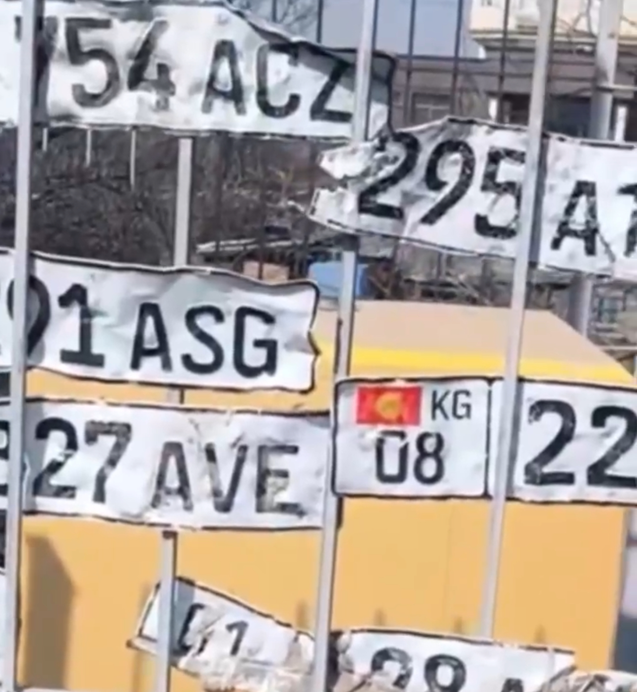 Кайгуул кызматы интернетте талкуу жараткан мамлекеттик номерлерди “Унаа” мекемесине өткөрөт