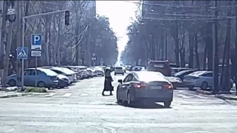 Кызыл жарыктан өтүп, жөө жүргүнчүнү сүзүп кете жаздаган айдоочу кармалды