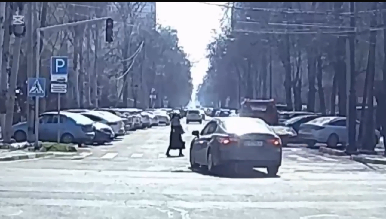 Кызыл жарыктан өтүп, жөө жүргүнчүнү сүзүп кете жаздаган айдоочу кармалды