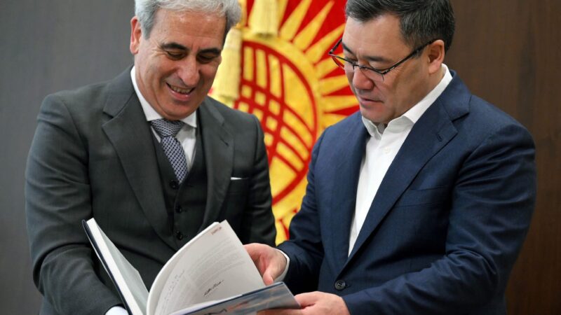 Садыр Жапаров Эл аралык суу-мотор спорту союзунун (UIM) президенти Раффаэле Чиуллини кабыл алды