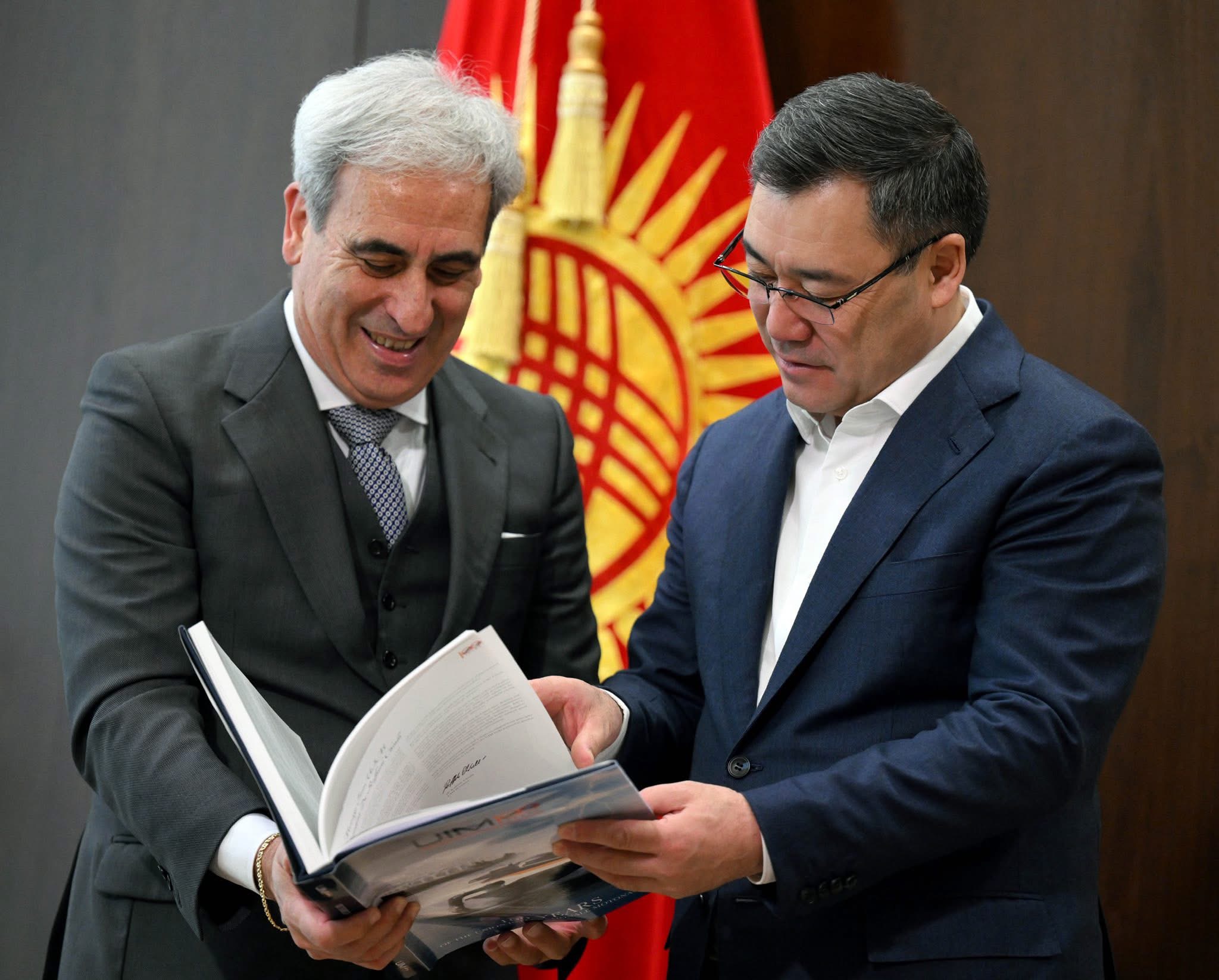 Садыр Жапаров Эл аралык суу-мотор спорту союзунун (UIM) президенти Раффаэле Чиуллини кабыл алды