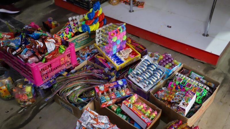 Мектептердин айланасындагы дүкөндөрдө зыяндуу азыктарды сатууга тыюу салынууда