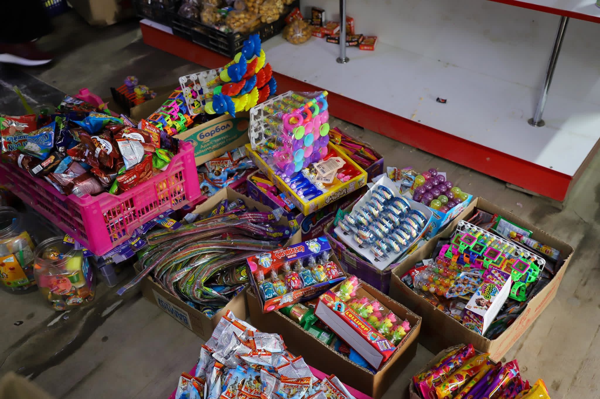 Мектептердин айланасындагы дүкөндөрдө зыяндуу азыктарды сатууга тыюу салынууда