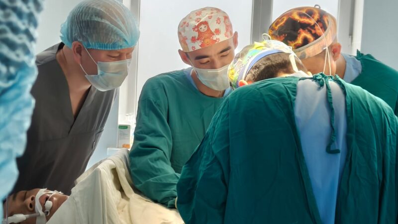 Бишкекте 29 жаштагы бейтаптын бөйрөгү акысыз трансплантацияланды