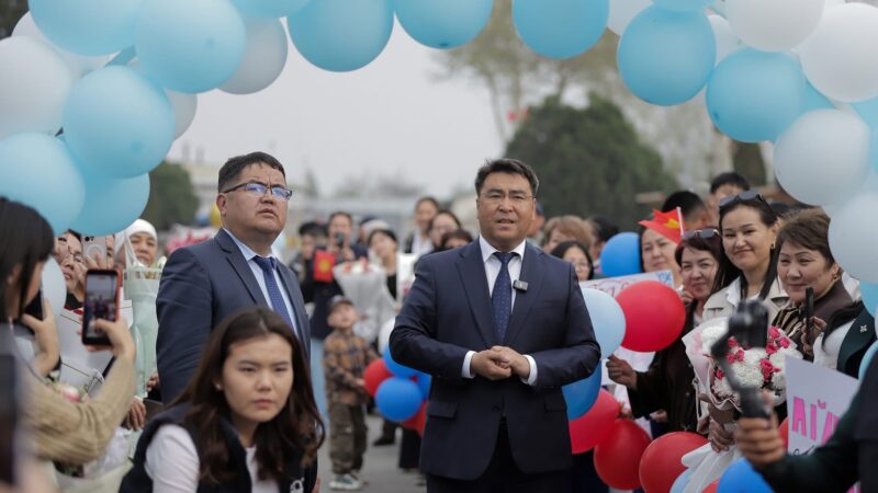 Жанарбек Акаев олимпиаданын жеңүүчүлөрүнө 1 миллион 250 миң сом акчалай сыйлык тапшырды