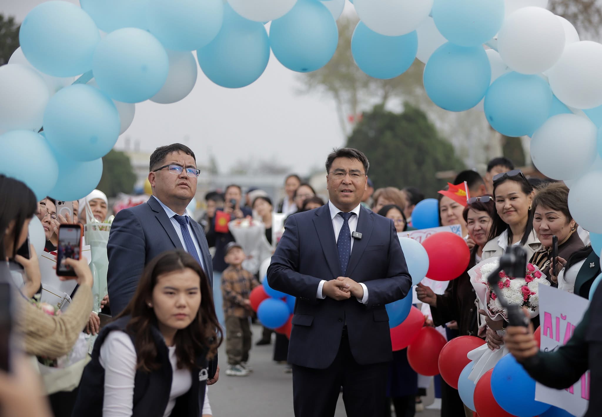 Жанарбек Акаев олимпиаданын жеңүүчүлөрүнө 1 миллион 250 миң сом акчалай сыйлык тапшырды