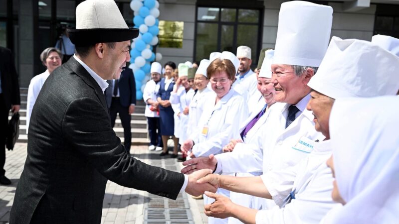 1-апрелден тарта медицина кызматкерлеринин айлыгы 100 пайыз көтөрүлөт