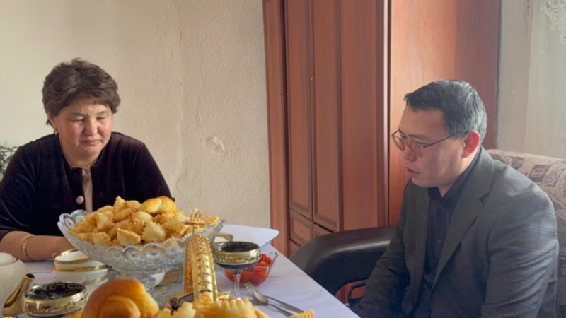 Мугалим Мээрим Токоевага президенттин атынан белек тапшырылды