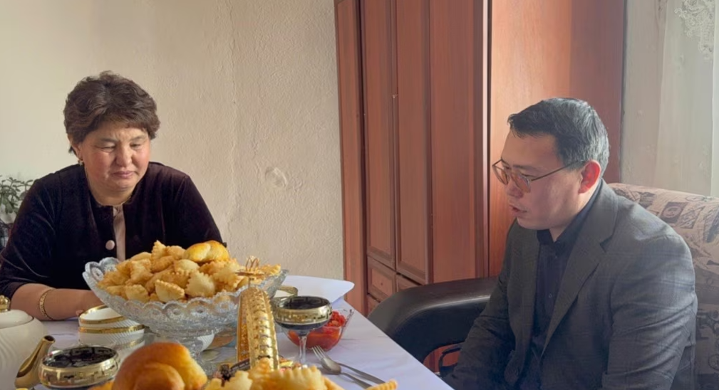 Мугалим Мээрим Токоевага президенттин атынан белек тапшырылды