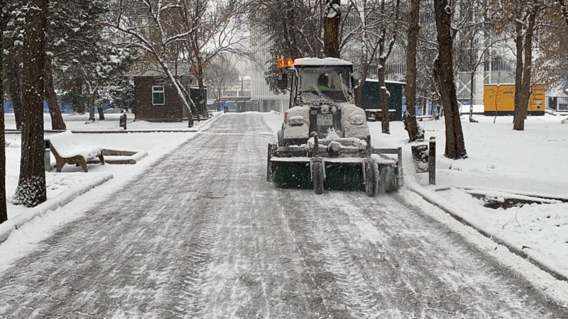 Ак карга оронгон Бишкек: Шаар көчөлөрүн 80дей техника тазалоодо