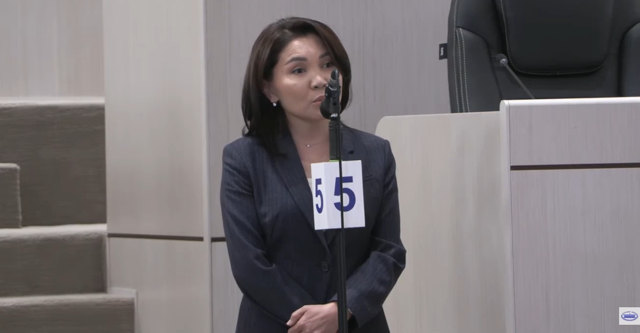 Элвира Сурабалдиева: Бул трибуна таарыныч, арыз-муңдарды айта турган жер эмес