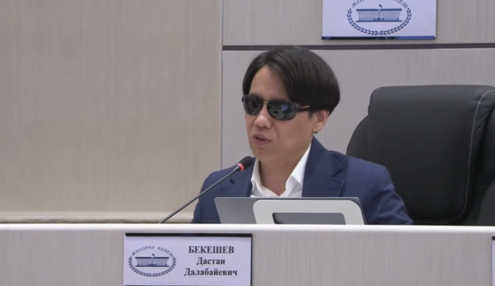 Дастан Бекешев Даун синдрому бар балдарды колдоону күчөтүүгө чакырды