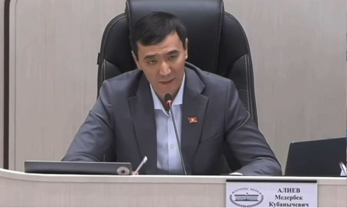 Медербек Алиев «Кызмат» мамлекеттик мекемесинин ишин жогору баалады