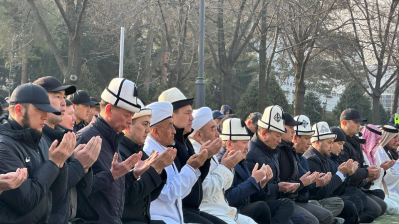 Президент Садыр Жапаров Айт намазга катышты