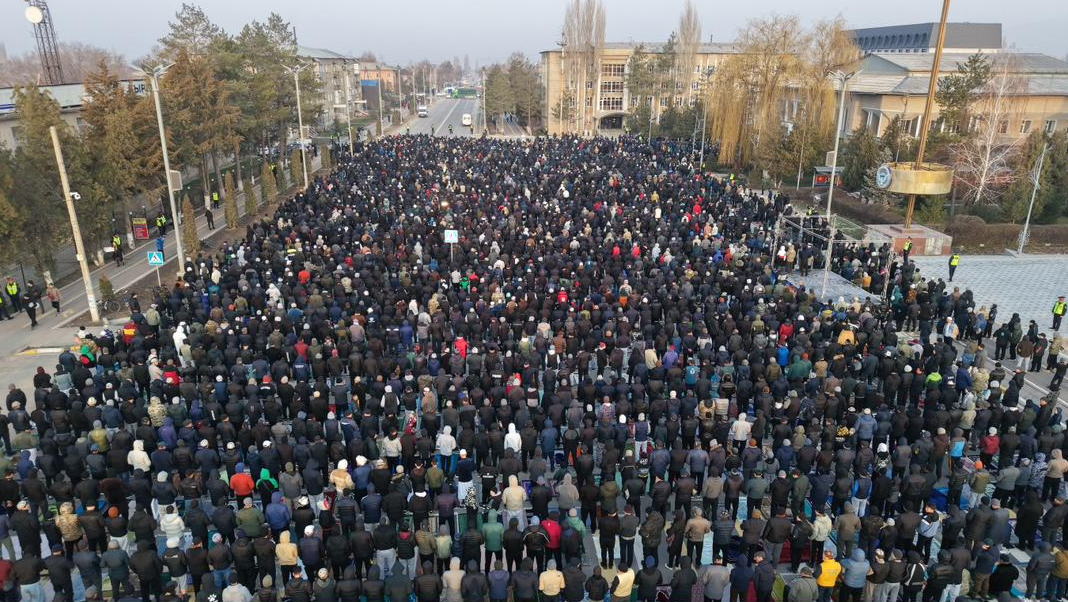 Талас шаарындагы айт намазга 10 миңге жакын адам чогулду