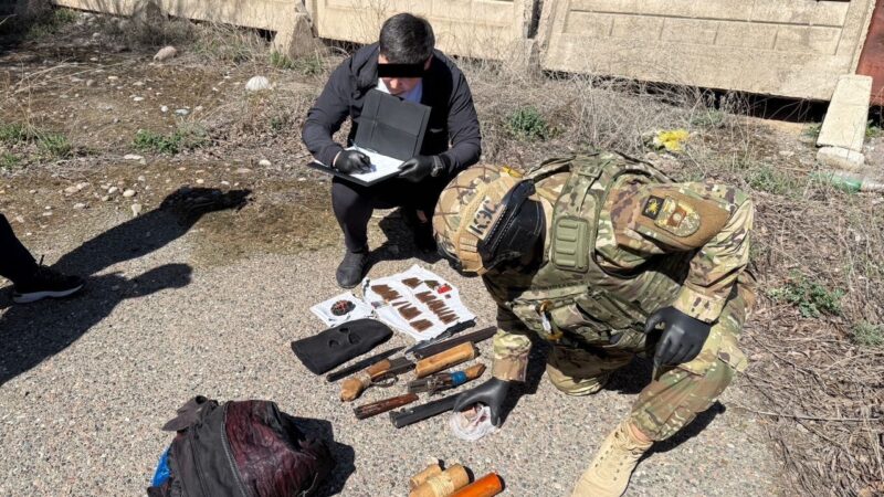 Токмокто маркум Көлбаевдин УКТ мүчөлөрүнө таандык курал-жарактар сакталган жай табылды