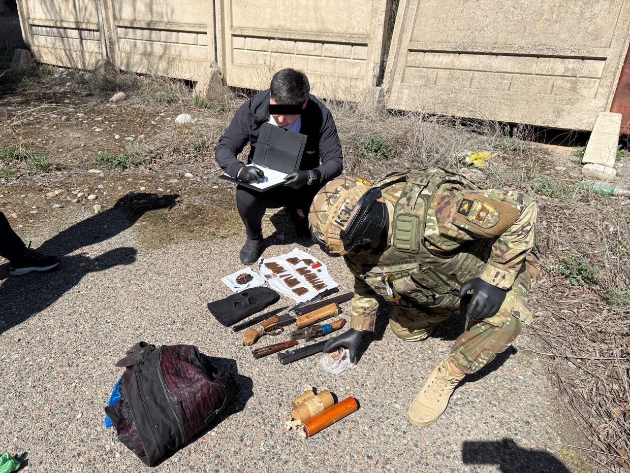 Токмокто маркум Көлбаевдин УКТ мүчөлөрүнө таандык курал-жарактар сакталган жай табылды