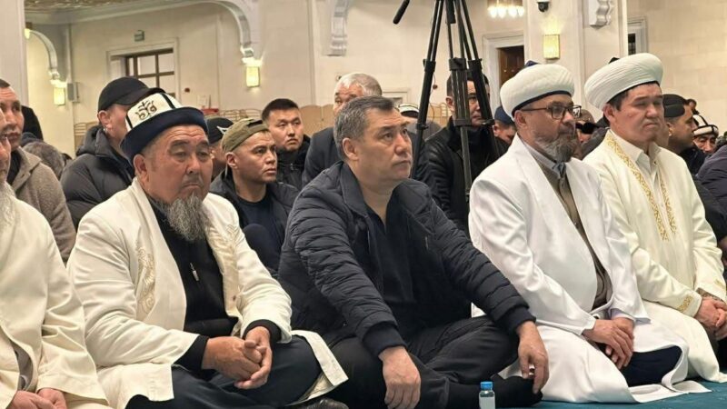 Садыр Жапаров имам Сарахси атындагы Республикалык мечитте ооз ачар уюштурду