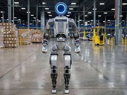 Кытайда аялды чоочуткан роботту милиция кармап кетти (ВИДЕО)