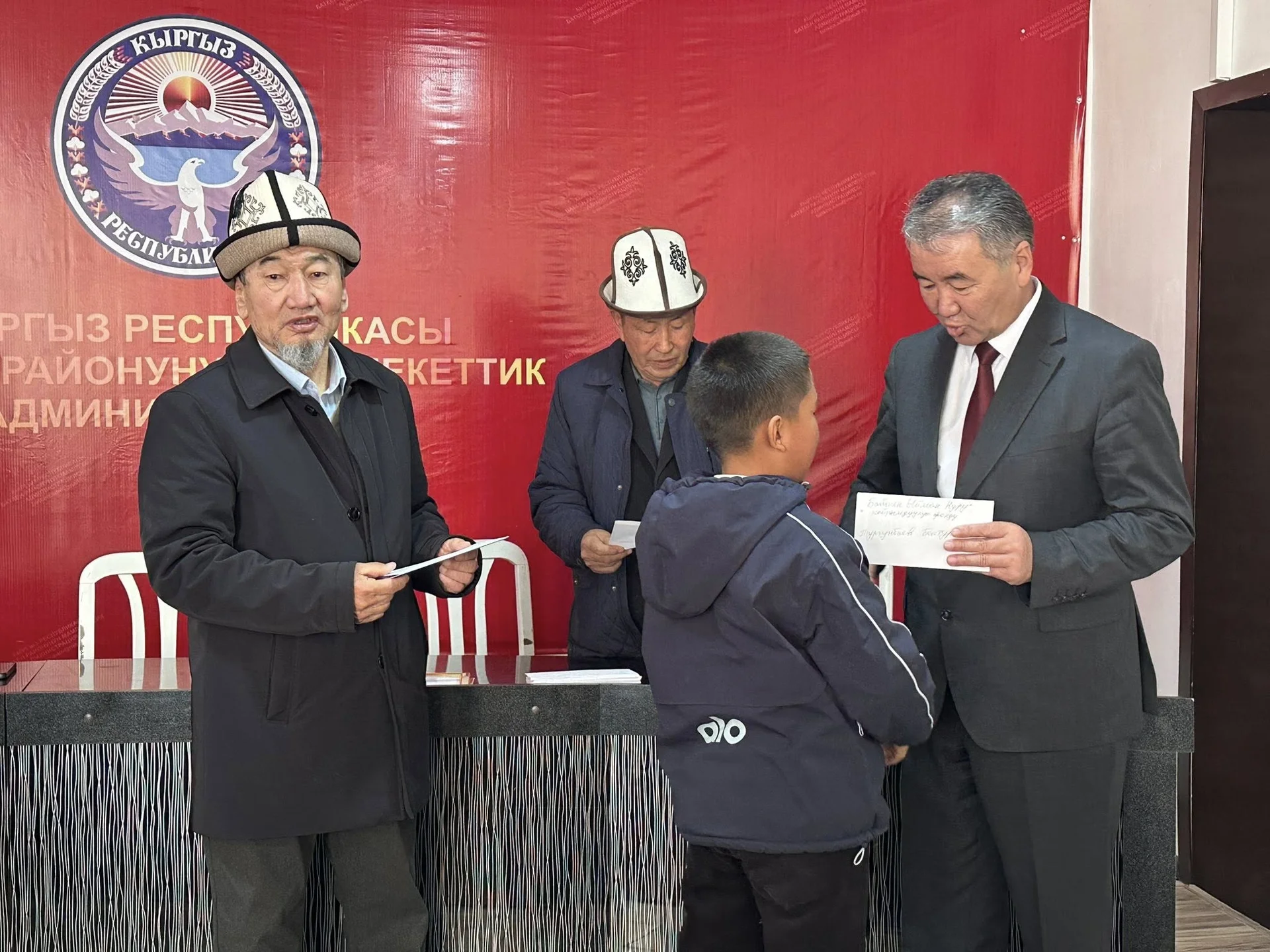 Баткенде ата-энеси жок 60 балага 10 миң сомдон берилди