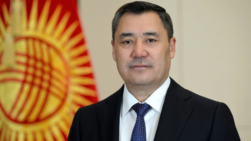 Садыр Жапаров: Жакынкы Чыгышта калган 300 жаран Оман аркылуу өлкөгө алынып келинет