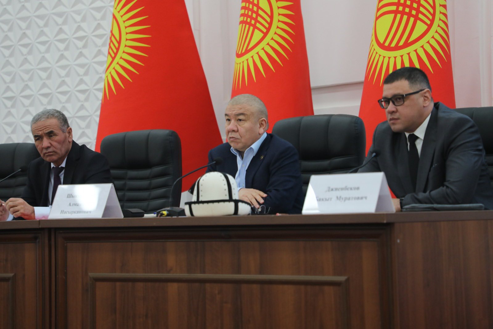 Алмамбет Шыкмаматов Баткен облусундагы салык төлөөчүлөр менен жолугушту