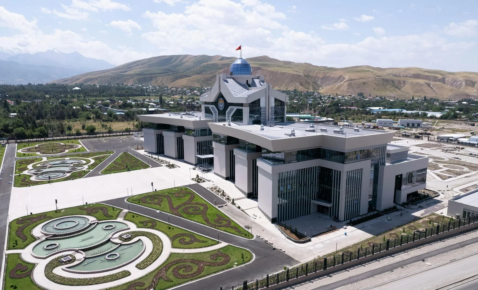 Кыргызстандын позициясы өзгөрүүсүз: Бардык маселелер диалог жолу менен чечилет