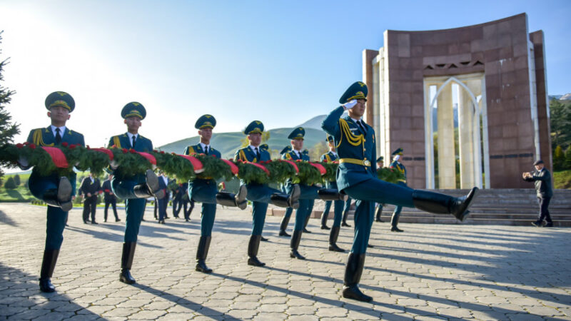 «Ата-Бейитте» Апрель революциясынын баатырлары эскерилди