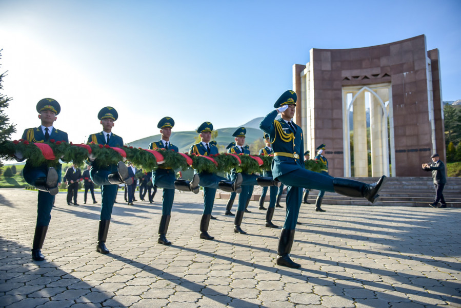 «Ата-Бейитте» Апрель революциясынын баатырлары эскерилди