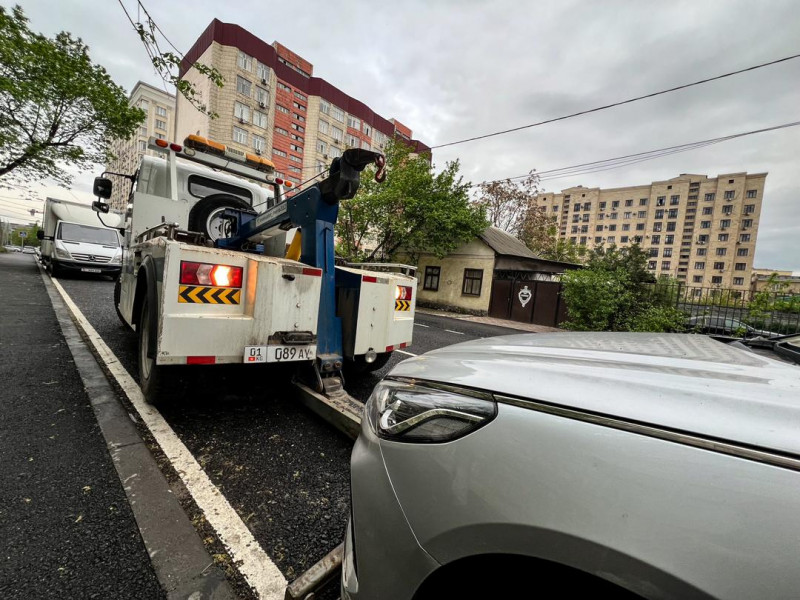 Бишкекте туура эмес токтотулган унааларга каршы рейд уланууда