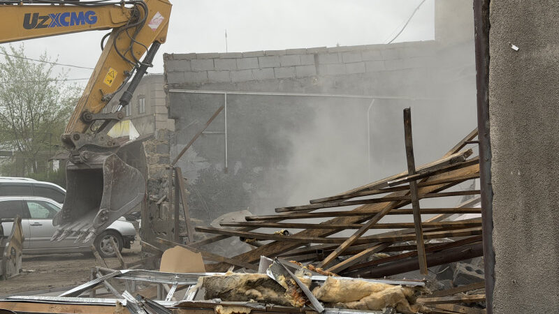 Бишкекте 64 объекттин демонтажы: транспорттук түйүндү куруу долбоору ишке ашууда