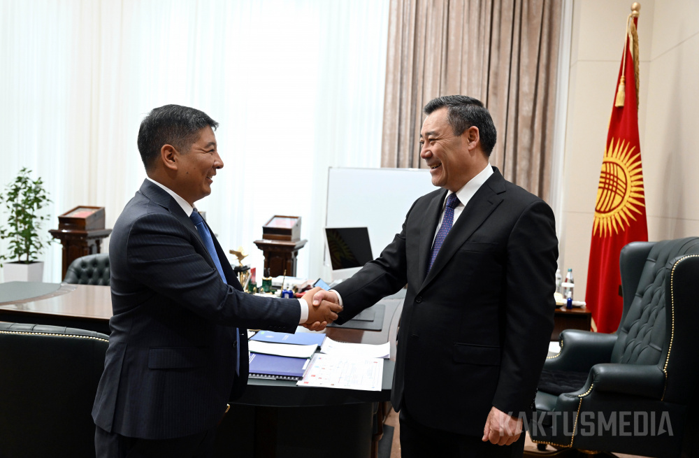 Президент: Депутаттарды саясий оюндардан алыс болуп, элдин кызыкчылыгы үчүн иштөөгө чакырат элем