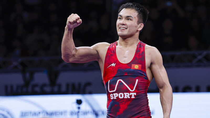 Эрназар Акматалиевдин көтөрүп чапканы Азия биринчилигинин көркүн ачты