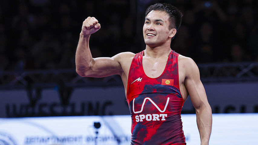 Эрназар Акматалиевдин көтөрүп чапканы Азия биринчилигинин көркүн ачты