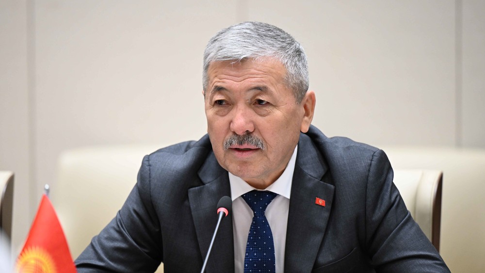 МинКаб төрагасы: “Сиз мылжыңдап күлүп отурасыз, эмне тойго келдиңизби?!”