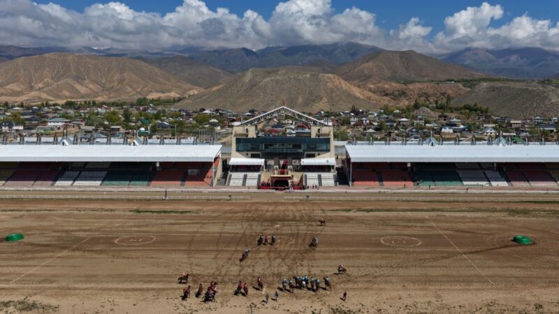 Ысык-Көлдө Садыр Жапаров менен Эссозимна Гнассингбеге улуттук ат оюндары көрсөтүлдү