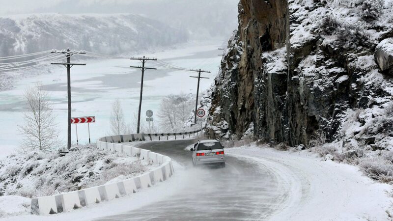 Долон ашуусунда кар жаап жатат (ВИДЕО)