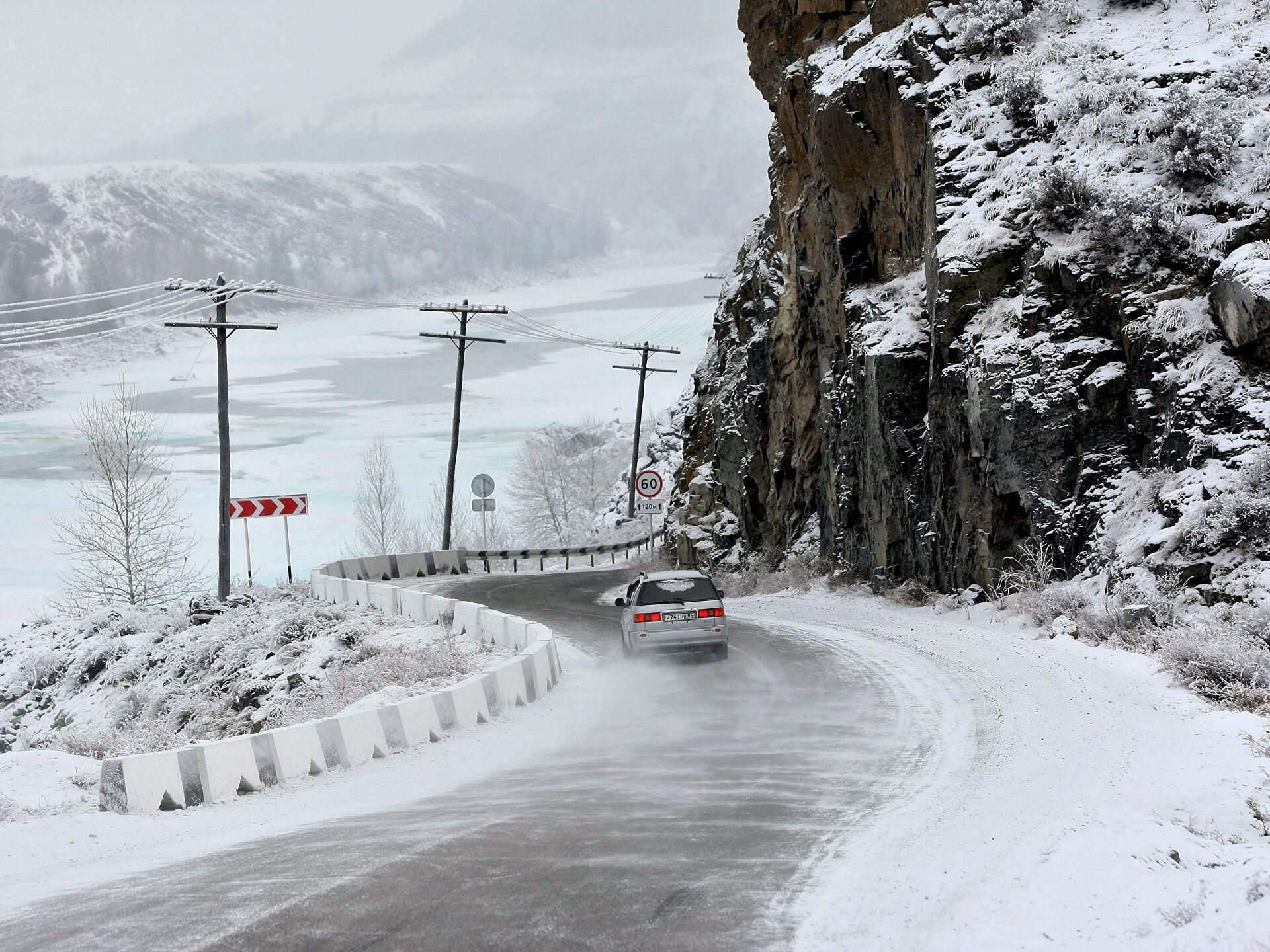 Долон ашуусунда кар жаап жатат (ВИДЕО)