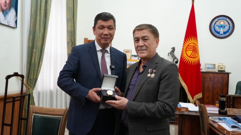 Шаар мэри Айбек Джунушалиев космонавт Салижан Шарипов менен жолукту