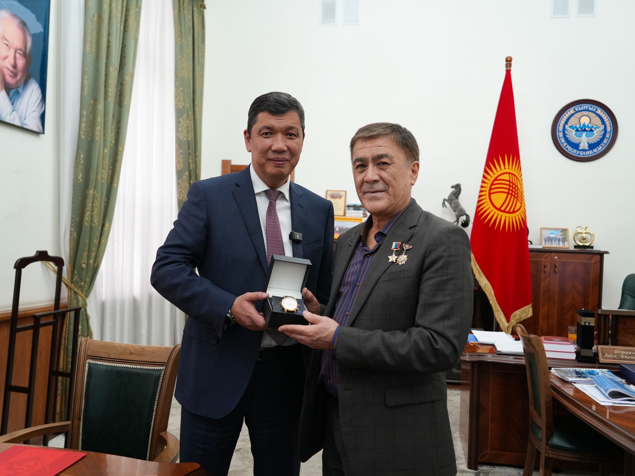 Шаар мэри Айбек Джунушалиев космонавт Салижан Шарипов менен жолукту