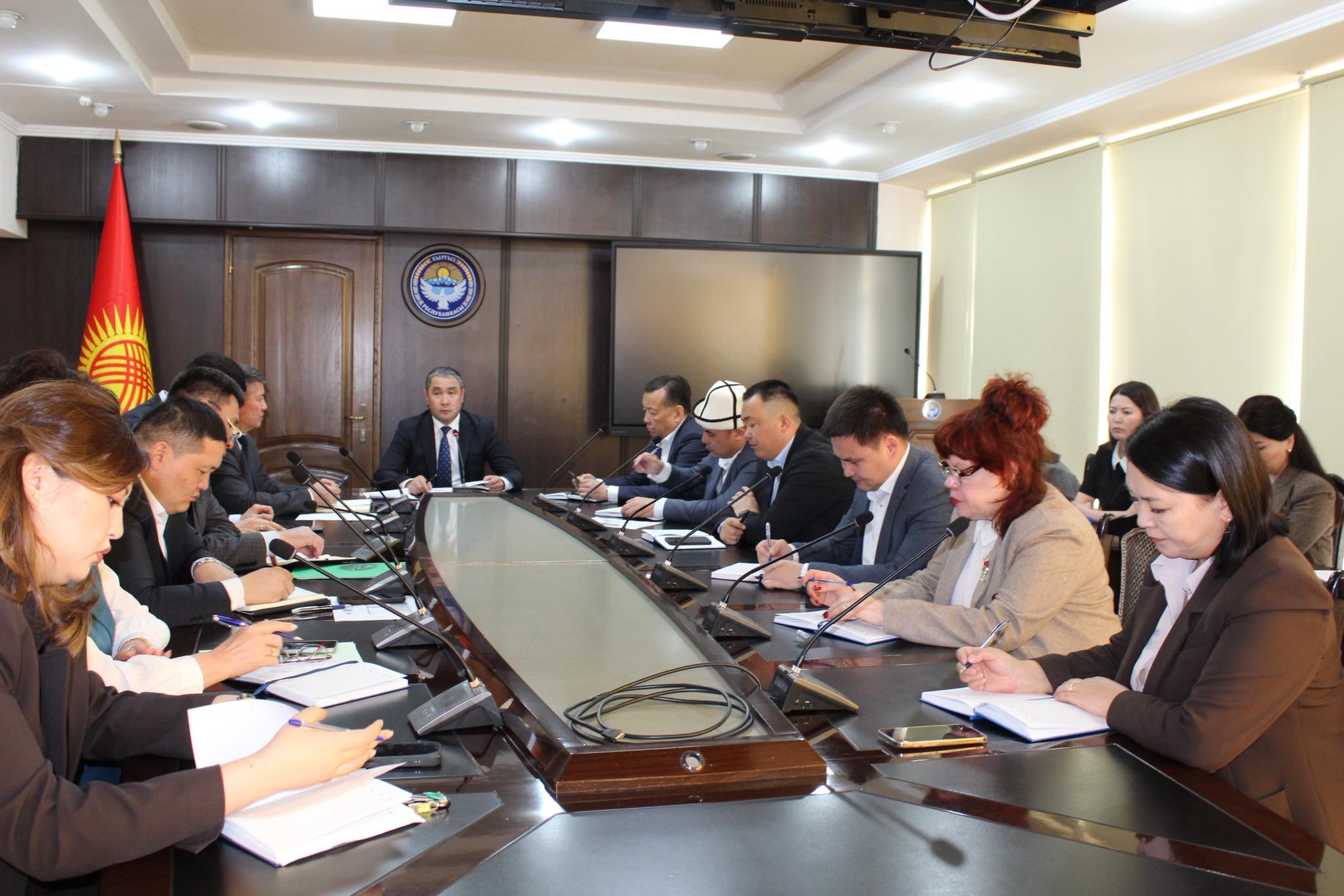 Транспорт тармагындагы кемчиликтер сындалып, санариптештирүү жана ири жол долбоорлорду ыкчамдатуу тапшырылды